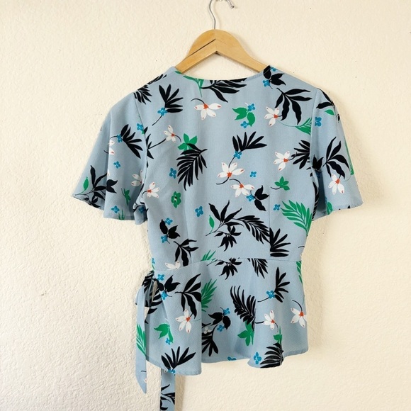 Monteau Wrap blouse Size Medium - Picture 2 of 9